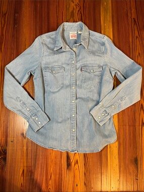Women’s Levi’s Tailored Fit Denim Shirt, Size Medium
